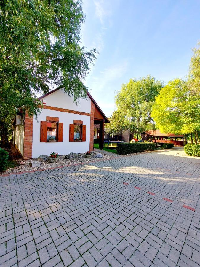 Akacos Tanya Es Vendeghaz Hotel Marok Exterior photo